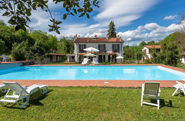 Beautiful private villa for 25 guests with WIFI, private pool, TV, patio and pets allowed