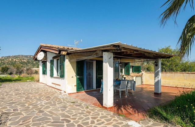 Beautiful private villa for 4 guests with A/C, WIFI, TV, patio, pets allowed and panoramic view