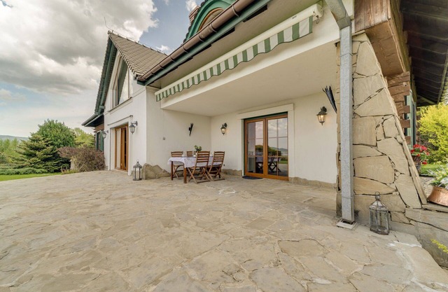 Beautiful private villa for 8 guests with hot tub, private pool, WIFI, TV, terrace and pets allo.