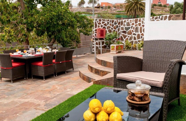 Beautiful private villa for 12 guests with WIFI, private pool, A/C, TV and patio