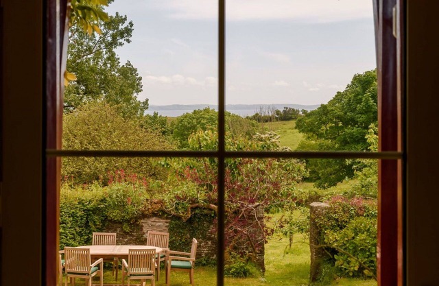 Beautiful private villa with WIFI, TV, balcony, pets allowed, panoramic view and parking