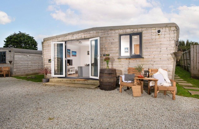 Beautiful private villa for 4 guests with WIFI, hot tub, TV, pets allowed and panoramic view