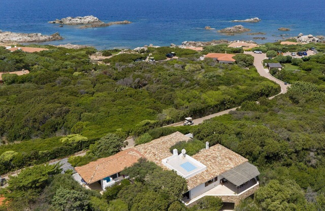 Beautiful private villa for 9 guests with WIFI, A/C, TV, patio and pets allowed