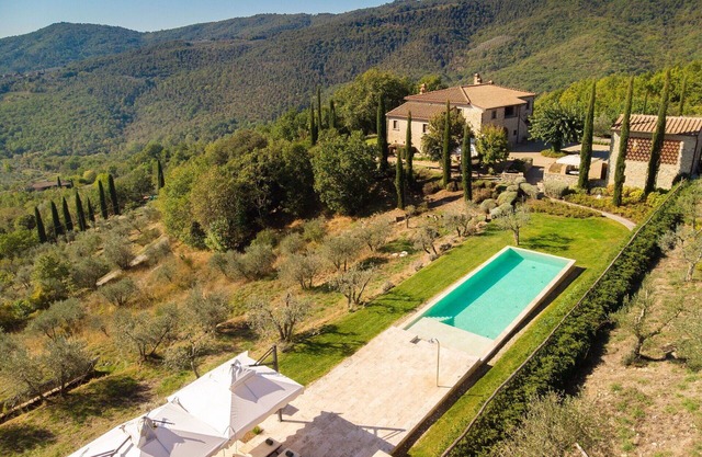 Beautiful private villa for 12 guests with WIFI, private pool, A/C, TV, patio and panoramic view