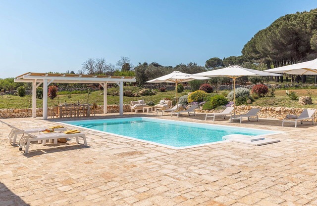 Beautiful private villa with A/C, private pool, WIFI, TV, patio and panoramic view, close to Ost.