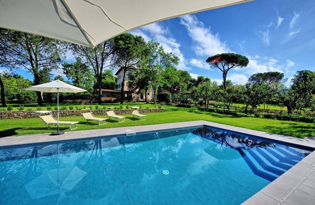 Beautiful private villa with WIFI, private pool, A/C, TV and panoramic view, close to Arezzo