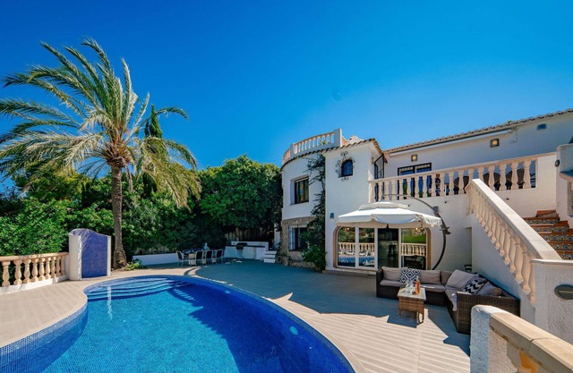 Beautiful private villa for 8 guests with private pool, A/C, WIFI, TV and patio