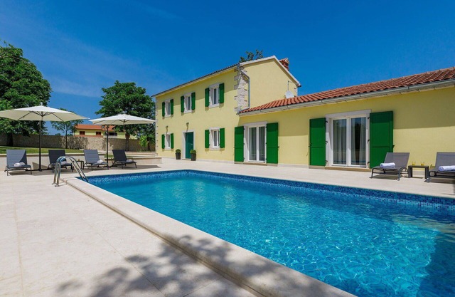 Beautiful private villa for 8 people with WIFI, A/C, private pool, TV, terrace and parking