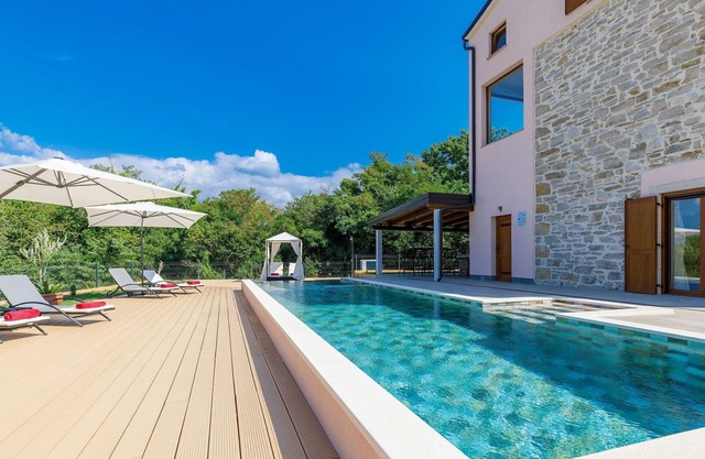 Beautiful private villa for 8 guests with A/C, private pool, WIFI, TV, terrace and pets allowed