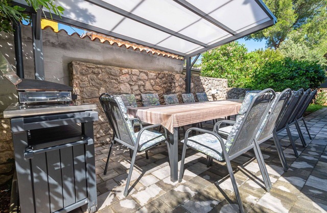 Beautiful private villa for 12 people with hot tub, A/C, WIFI, TV and patio