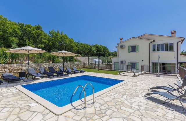 Beautiful private villa for 8 people with WIFI, A/C, private pool, TV and terrace