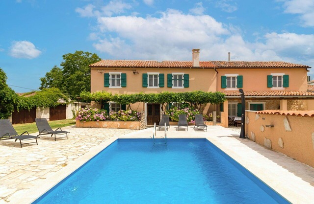 Beautiful private villa for 9 guests with A/C, WIFI, private pool, TV, terrace and pets allowed