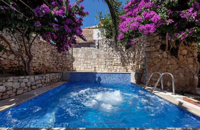 Beautiful private villa for 6 guests with private pool, A/C, WIFI, TV and terrace