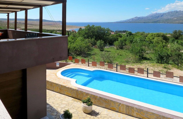 Beautiful private villa for 8 people with WIFI, private pool, hot tub, A/C, TV and terrace