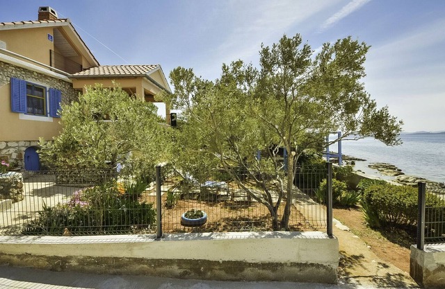 Beautiful private villa for 6 guests with WIFI, TV, terrace and parking