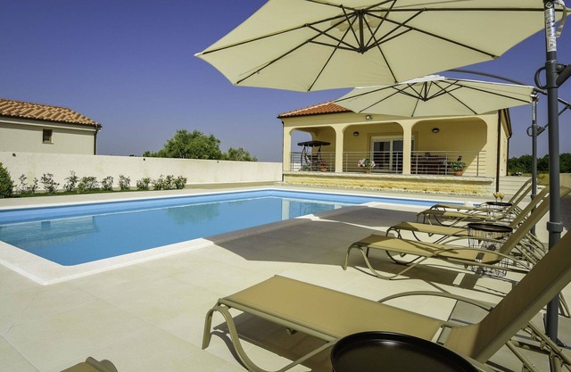 Beautiful private villa for 6 people with private pool, A/C, WIFI, TV and terrace