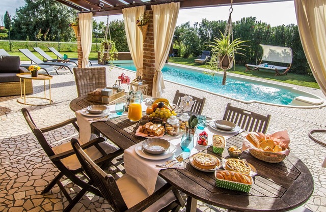 Beautiful private villa with hot tub, private pool, WIFI, A/C, TV, pets allowed and panoramic view