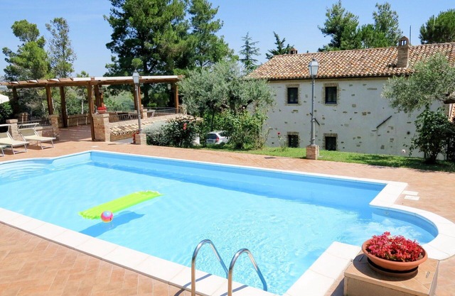 Beautiful private villa for 10 guests with WIFI, private pool, A/C, TV, patio and pets allowed