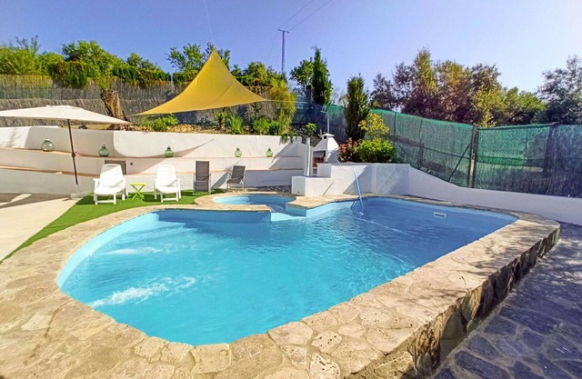 Beautiful private villa with private pool, A/C, hot tub, WIFI, TV, terrace and pets allowed