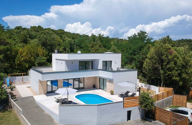 Beautiful private villa with hot tub, WIFI, A/C, private pool, TV, patio and pets allowed