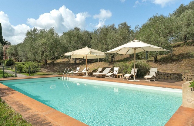 Beautiful private villa with WIFI, A/C, private pool, TV, veranda and panoramic view, close to L.