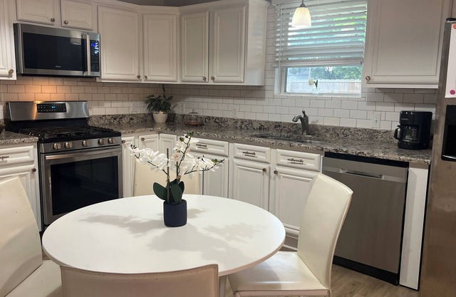 Beautiful Quaint Home away from home minutes from the French Quarter