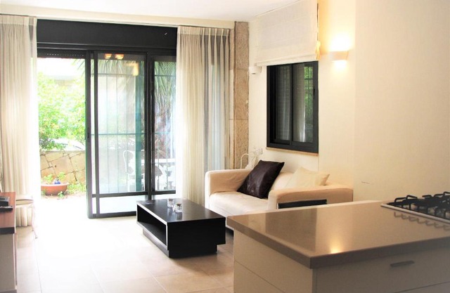 Beautiful & quiet garden apartment