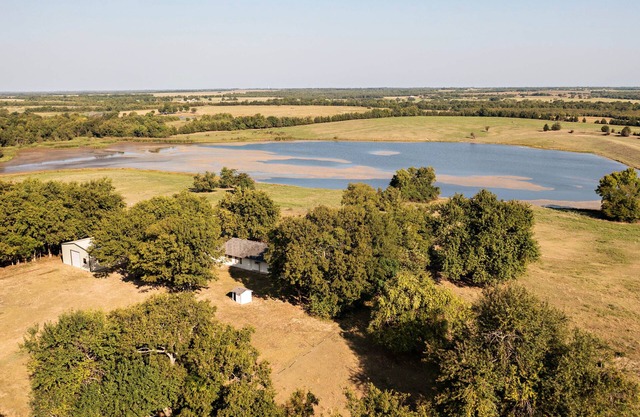 Beautiful quiet home with private lake!