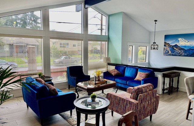 Beautiful relaxing home 4BR/3BA near Light Rail