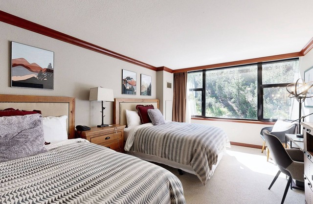 Beautiful resort condo with pool, hot-tub, ski-in/ski-out, WiFi