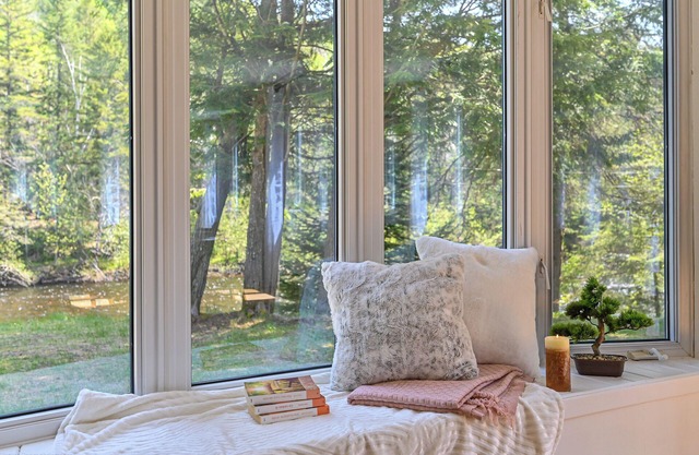 Beautiful riverside cottage and spa!