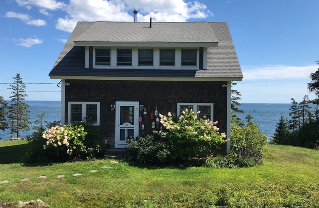 Beautiful Seaside Cottage with Expansive Ocean Views