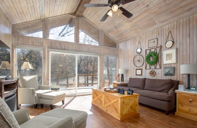 Beautiful Secluded Log Home with hot tub for up to 10 guests