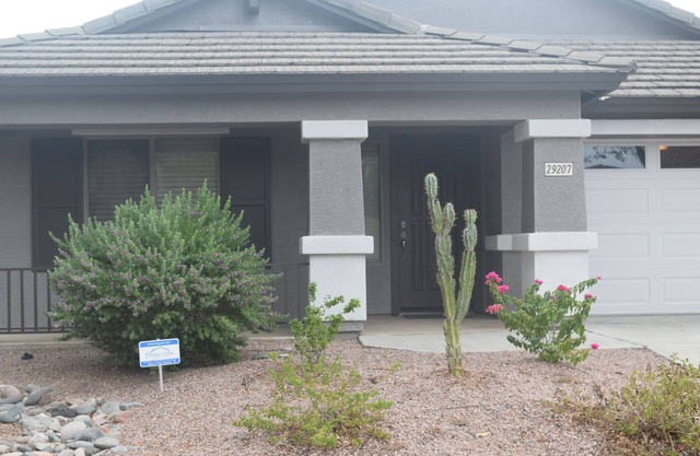 Beautiful Spacious, 3-bedroom home. Covered patio with fire pit. Great rates!