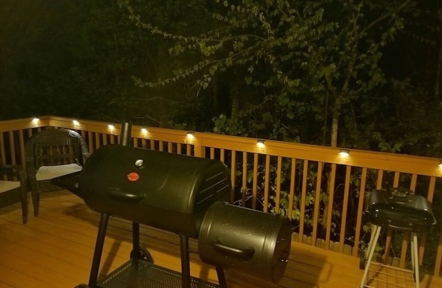 Beautiful & Spacious- 3 Levels -Sleeps 18-20 people- 30 minutes from ATL Airport