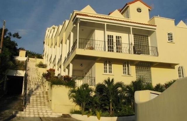 Beautiful & Spacious Townhouse ~With~ Swimming Pool & Panoramic Views