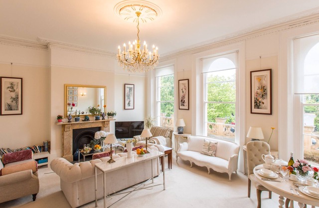 Beautiful & spacious Regency apt in centre Cheltenham, free parking