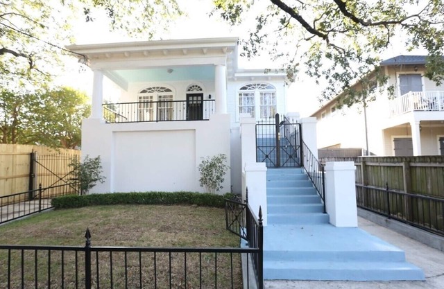 Beautiful & Spacious Apartment in Uptown with Wi-Fi, AC, Hulu