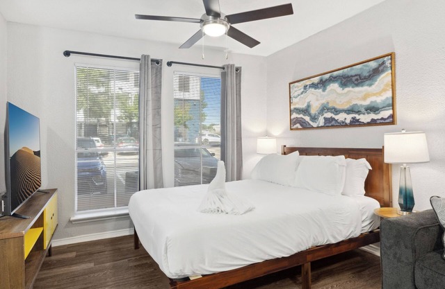 Beautiful Studio in University Hills 4257