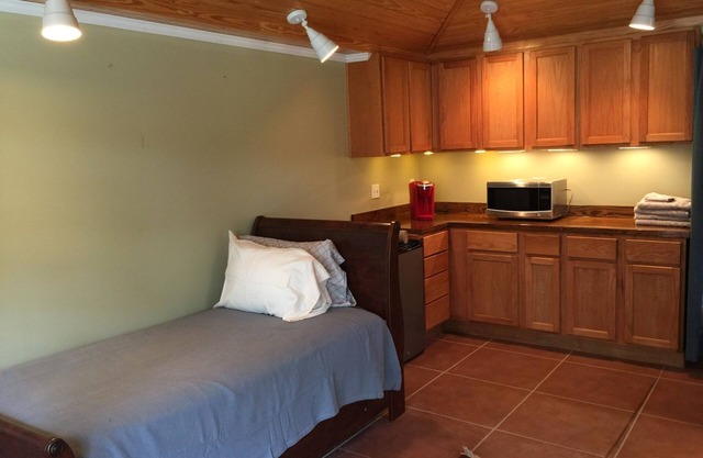 Beautiful Studio located in San Marco. Large fenced in yard for a dog.