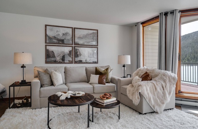 Beautiful studio with a hot tub onsite & shuttle