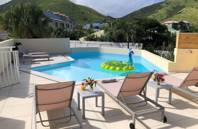 Beautiful suite S17, pool, next to Pinel Island