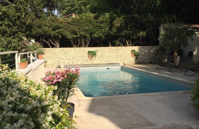 Beautiful villa, 2 minutes from Avignon, with a private pool.