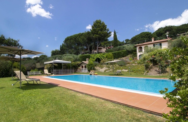 Beautiful villa for 4 guests with hot tub, A/C, private pool, WIFI, TV and patio