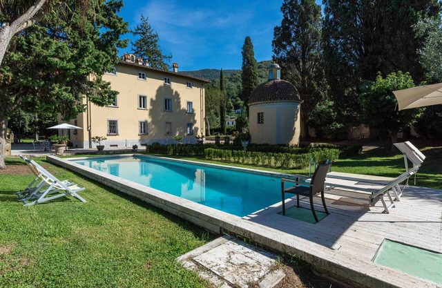 Beautiful villa for 6 guests with hot tub, A/C, private pool, WIFI and TV