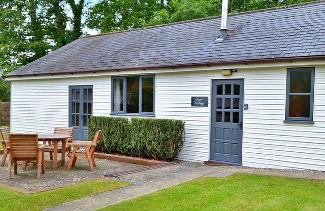 Beautiful villa for 4 guests with hot tub, WIFI, pool