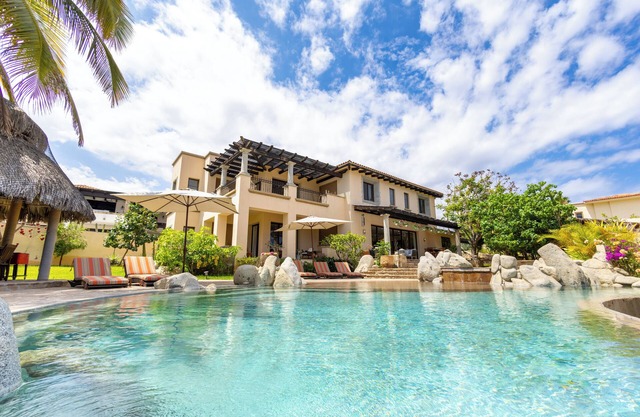 Beautiful Villa in Exclusive Enclave Private Beach. Staff and Concierge included