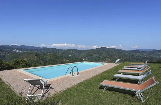 Beautiful villa with WIFI, private pool, TV, veranda and panoramic view, close to Lucca