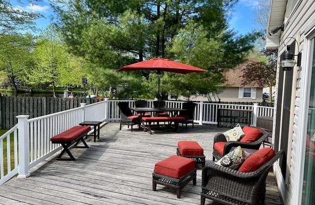 ~BEAUTIFUL WATERFRONT HOME, SYLVAN BEACH~