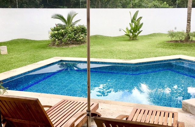 BEAUTIFUL WHITE HOUSE 15 MINS FROM THE AIRPORT